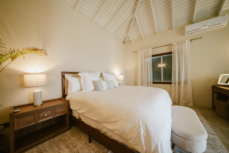 King bedroom with vaulted ceiling inside Mer et Sel Villa