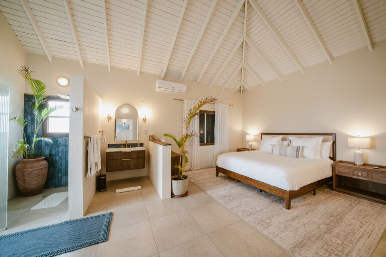 King bedroom with ensuite bathroom inside Mer et Sel Villa